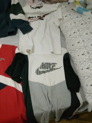 Camisetas Nike Blancas y Grises
