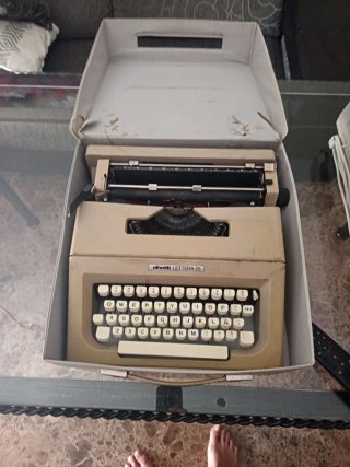 Maquina de escribir olivetti lettera 25