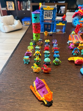 Lote Superzings: Comisaría, Camión y Figuras