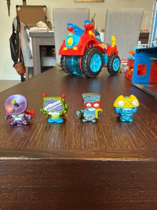 Lote Superzings: Comisaría, Camión y Figuras