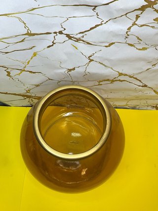 Jarrón de Vidrio Marrón con Aro Dorado