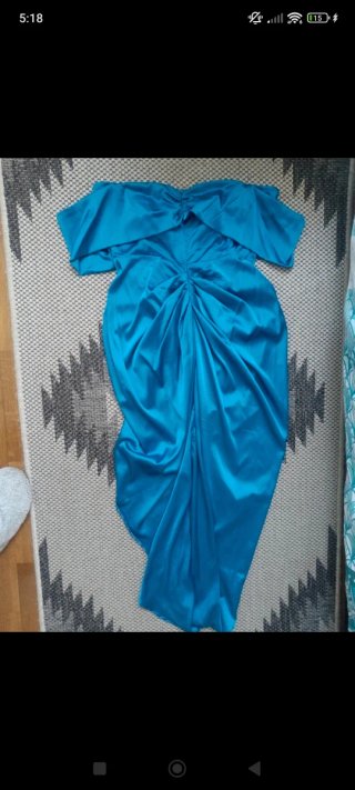 Vestido azul satinado con abertura