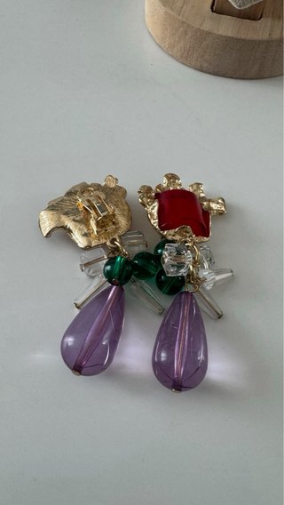 Orecchini pendenti con pietra rossa e goccia viola