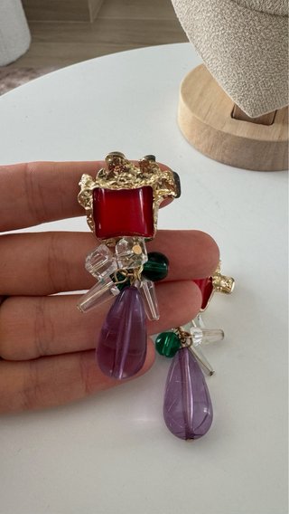 Orecchini pendenti con pietra rossa e goccia viola