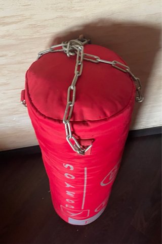 Saco de boxeo rojo con 4 cadenas