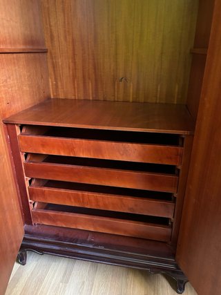 Armario grande de madera