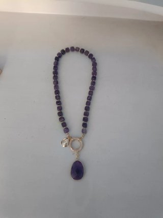 Collar de piedras naturales moradas