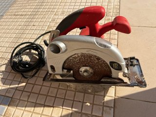 Sierra eléctrica roja