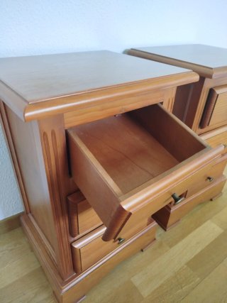 2 Mesitas de noche de madera