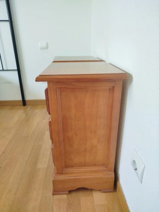 2 Mesitas de noche de madera
