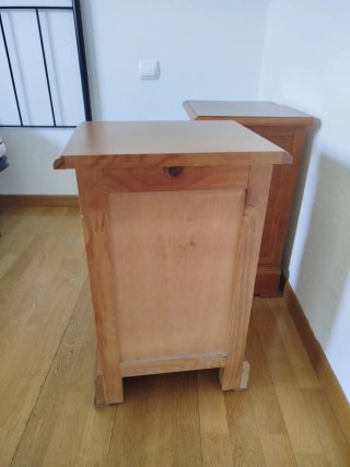 2 Mesitas de noche de madera