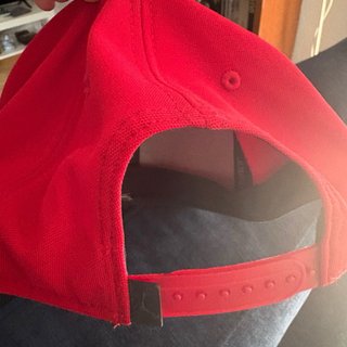 Gorra roja con visera negra
