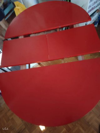 Mesa redonda extensible de madera roja
