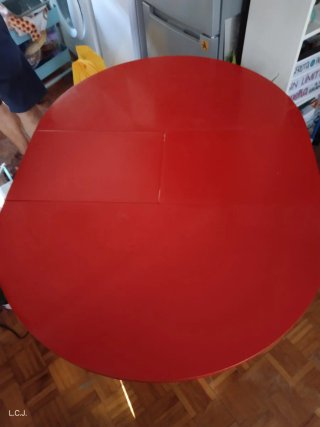 Mesa redonda extensible de madera roja