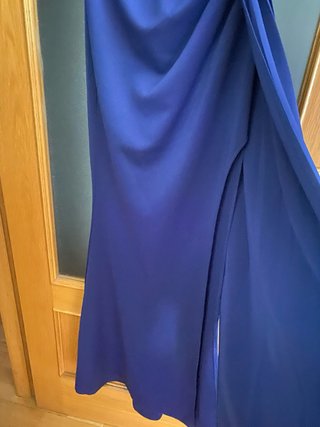 Vestido de fiesta azul con detalle floral