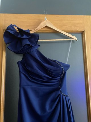 Vestido de fiesta azul con detalle floral