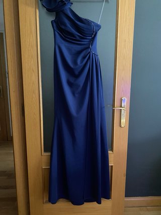 Vestido de fiesta azul con detalle floral
