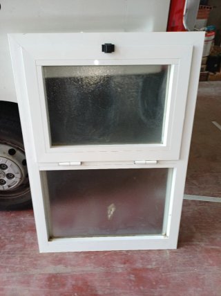 Ventana de aluminio blanca