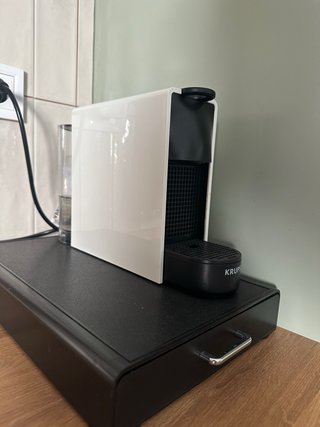 Cafetera Nespresso Blanca y cajetín guardacapsulas
