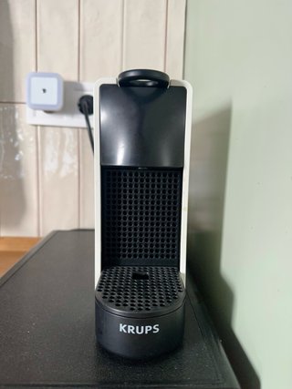 Cafetera Nespresso Blanca y cajetín guardacapsulas