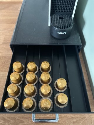 Cafetera Nespresso Blanca y cajetín guardacapsulas