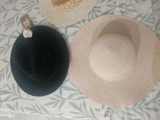 Sombrero de paja y sombrero de invierno. Nuevos!