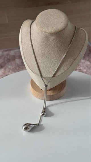 Collana lunga argentata doppio pendente goccia