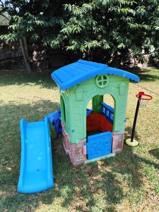 Casa infantil con tobogán