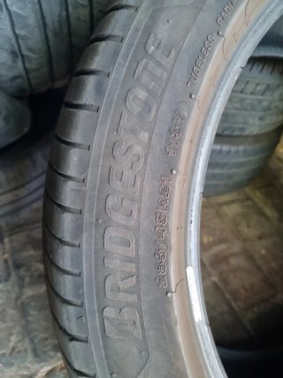Neumáticos 285 45r21 113y brigestone