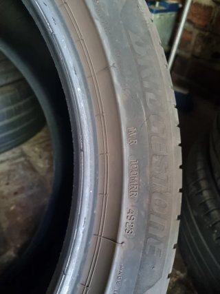Neumáticos 285 45r21 113y brigestone