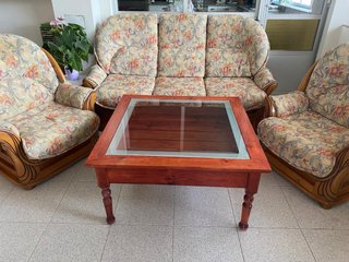 Sofá y mesa de centro de madera y cristal