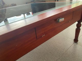 Sofá y mesa de centro de madera y cristal