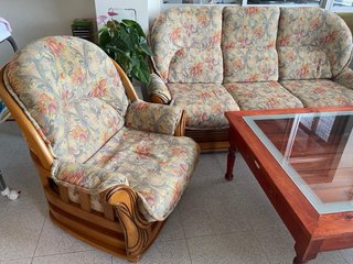 Sofá y mesa de centro de madera y cristal