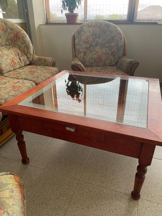 Sofá y mesa de centro de madera y cristal