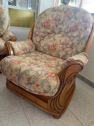 Sofá y mesa de centro de madera y cristal