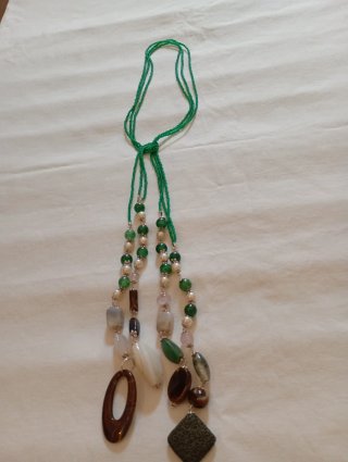 Collana 3 fili di perline con pendenti pietre natu
