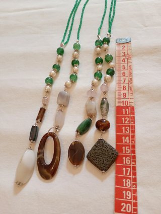Collana 3 fili di perline con pendenti pietre natu