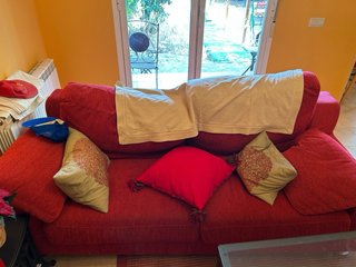 Sofá rojo de tela como nuevo