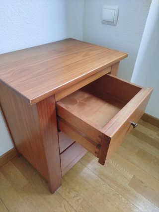 Mesita de noche de madera