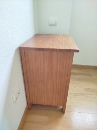 Mesita de noche de madera