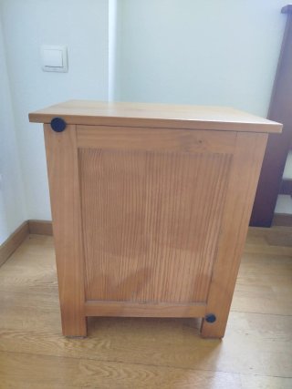 Mesita de noche de madera