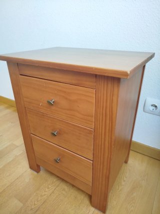 Mesita de noche de madera