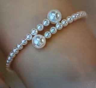 Bracciale perle sintetiche regolabile. Nuovo.