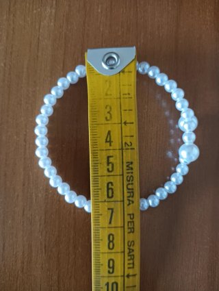 Bracciale perle sintetiche regolabile. Nuovo.