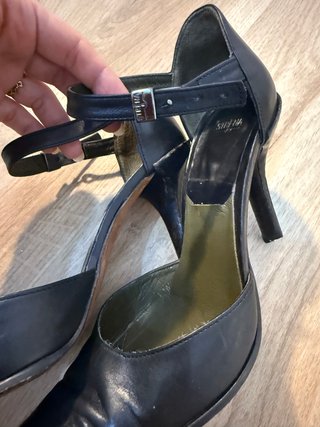 Zapatos de tacón negros de piel acabado en punta