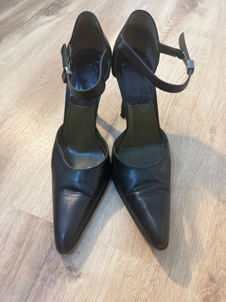 Zapatos de tacón negros de piel acabado en punta