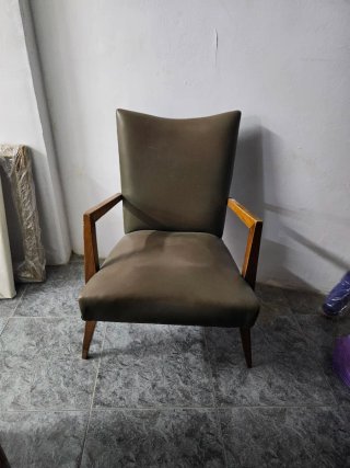 Sillón vintage de cuero y madera