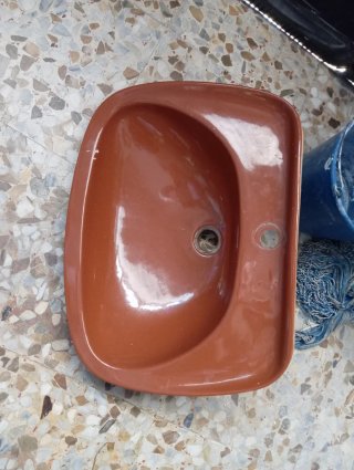 Lavabo de cerámica marrón