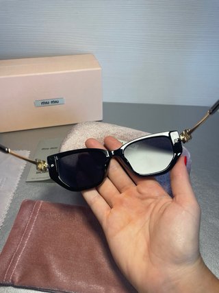 Gafas de Sol Miu Miu Negras y Doradas