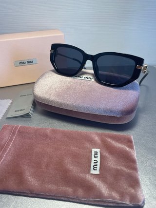 Gafas de Sol Miu Miu Negras y Doradas